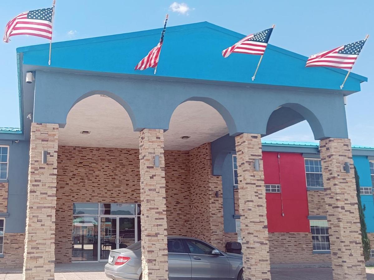 B&J Hotel And Apartments Pecos Luaran gambar
