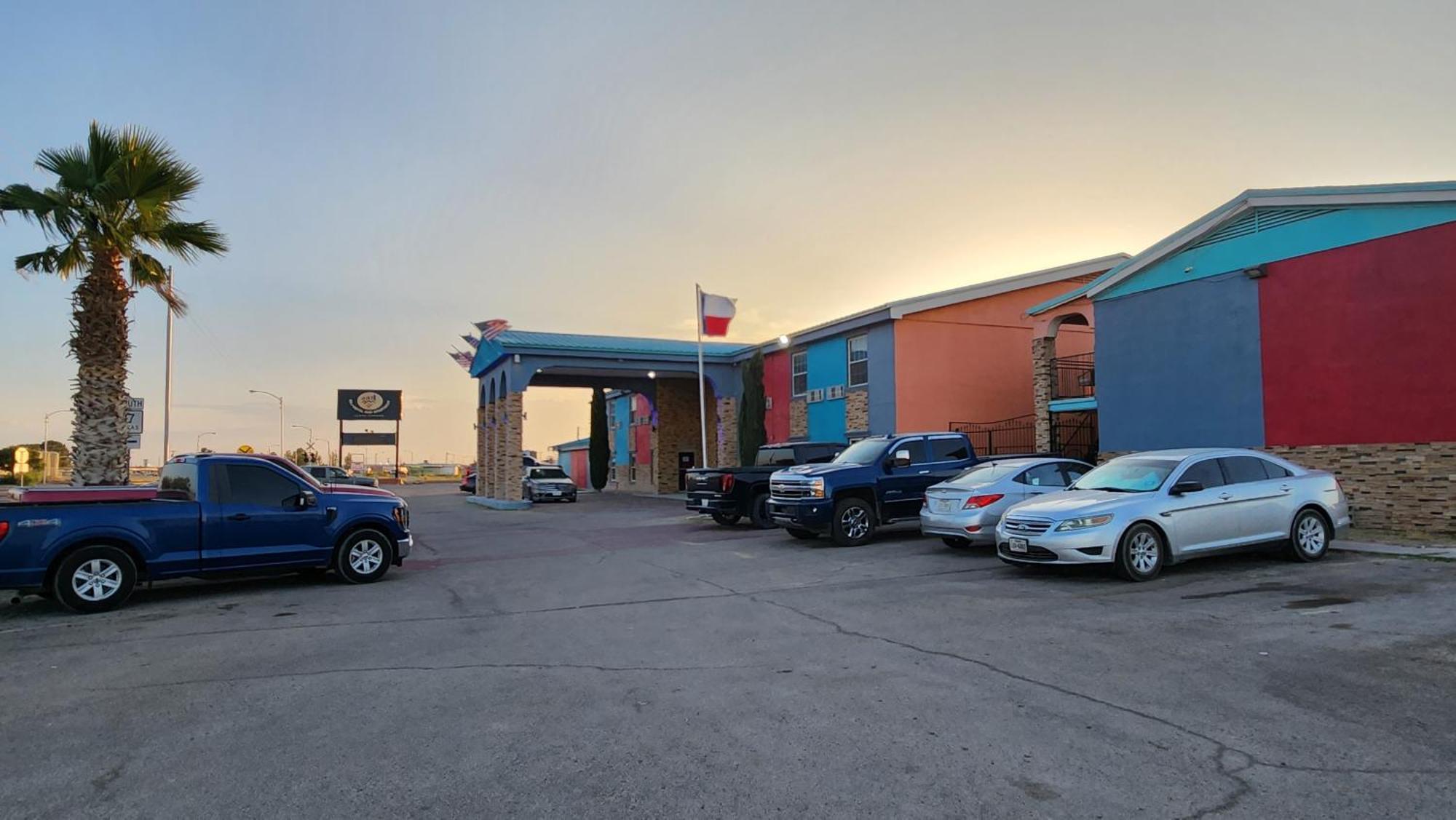 B&J Hotel And Apartments Pecos Luaran gambar