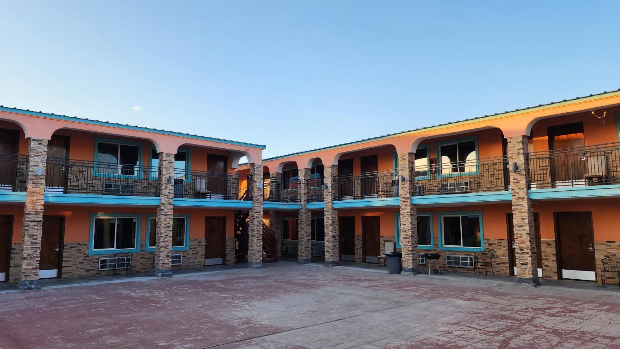 B&J Hotel And Apartments Pecos Luaran gambar