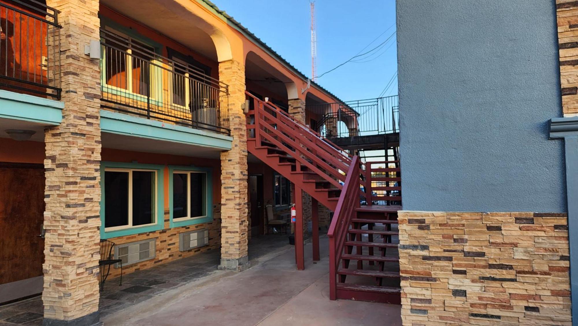 B&J Hotel And Apartments Pecos Luaran gambar